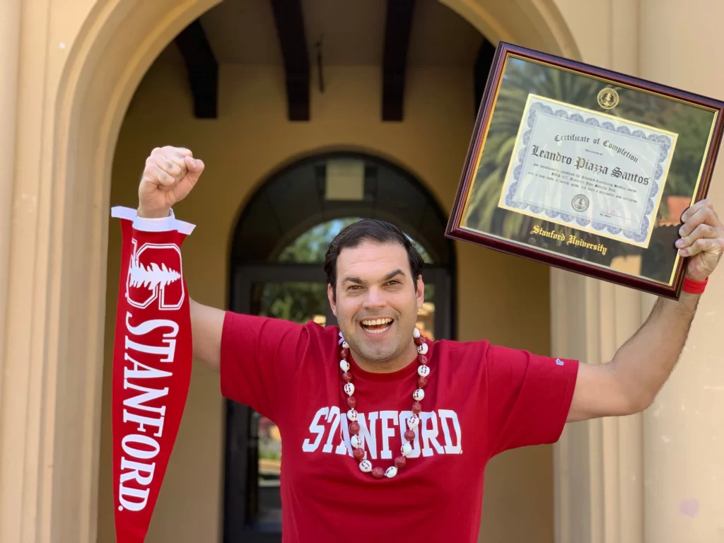 Leandro Piazza com o diploma do programa de aceleração da Universidade de Stanford